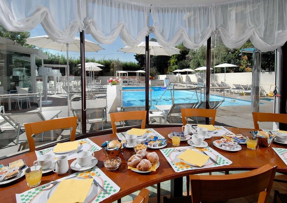 Hotel Pacific กัตตอลิกา ภายนอก รูปภาพ